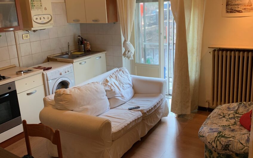 PAVIA VIA OGLIO AFFITTASI AMPIO TRILOCALE CON 2 STANZE SEPARATE EURO 650 MESE SOLO STUDENTI
