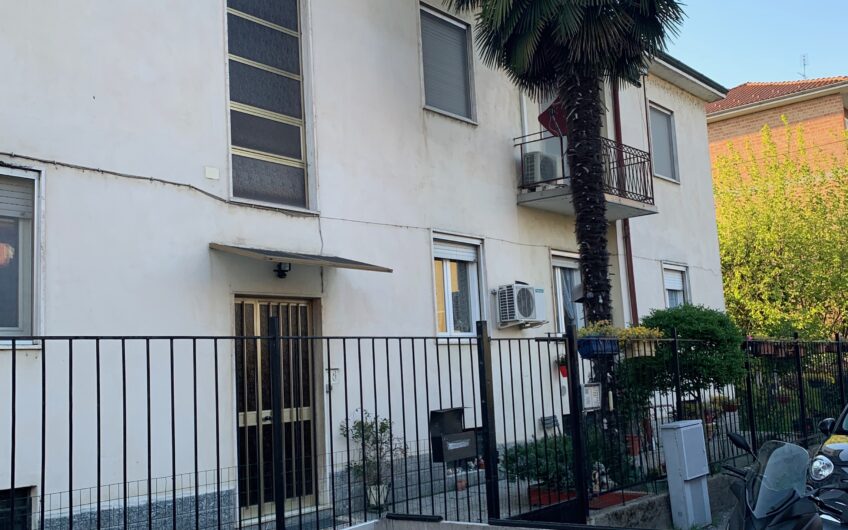 PAVIA VIA OGLIO AFFITTASI AMPIO TRILOCALE CON 2 STANZE SEPARATE EURO 650 MESE SOLO STUDENTI