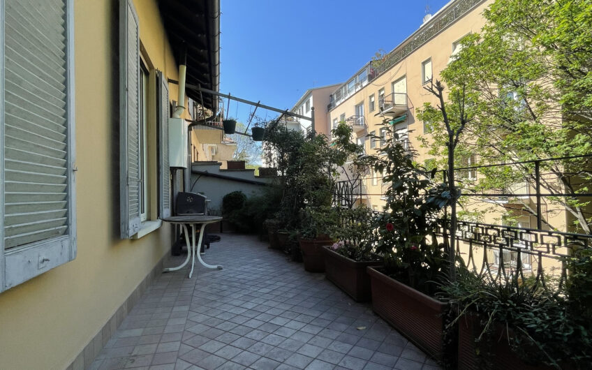 PIAZZA CASTELLO ATTICO CON TERRAZZO 4 LOCALI + 3 SERVIZI 250 MQ TRATTATIVE RISERVATE
