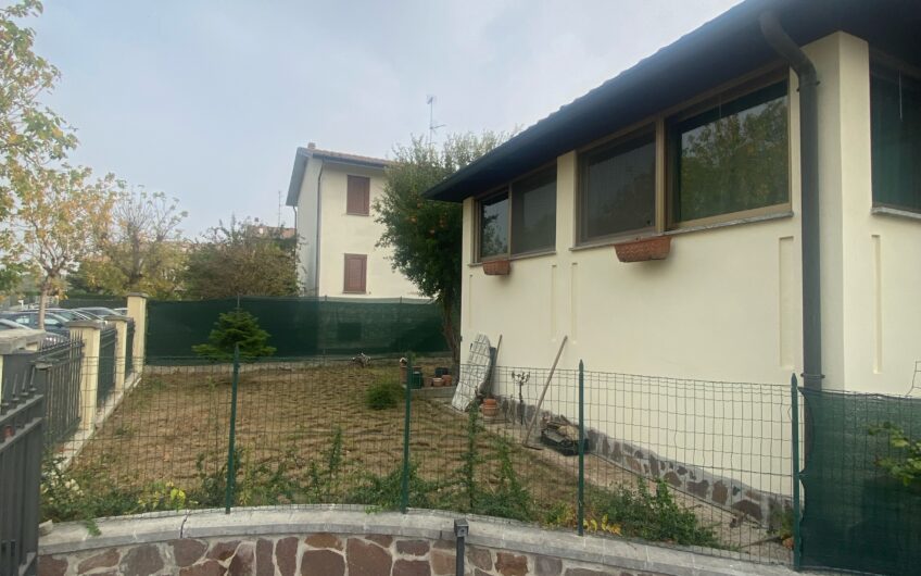 TRAVACO’ SICCOMARIO SIGNORILE VILLETTA A SCHIERA DI TESTA  DI AMPIA METRATURA MQ 210 SU 3 LIVELLI EURO 295.000
