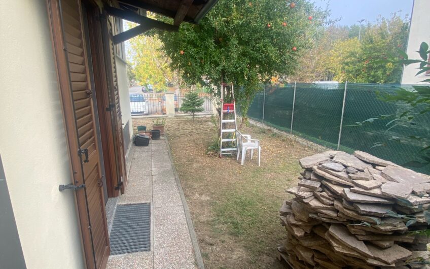 TRAVACO’ SICCOMARIO SIGNORILE VILLETTA A SCHIERA DI TESTA  DI AMPIA METRATURA MQ 210 SU 3 LIVELLI EURO 295.000