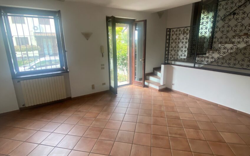 TRAVACO’ SICCOMARIO SIGNORILE VILLETTA A SCHIERA DI TESTA  DI AMPIA METRATURA MQ 210 SU 3 LIVELLI EURO 295.000