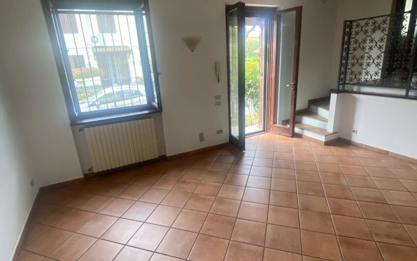 TRAVACO’ SICCOMARIO SIGNORILE VILLETTA A SCHIERA DI TESTA  DI AMPIA METRATURA MQ 210 SU 3 LIVELLI EURO 295.000