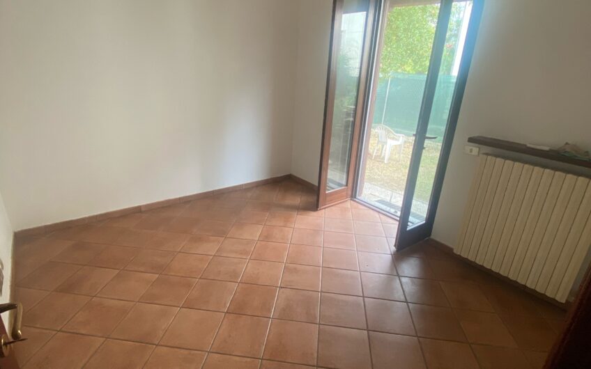 TRAVACO’ SICCOMARIO SIGNORILE VILLETTA A SCHIERA DI TESTA  DI AMPIA METRATURA MQ 210 SU 3 LIVELLI EURO 295.000