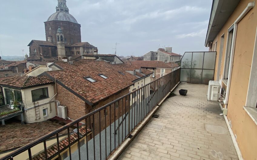 PIAZZA VITTORIA ATTICO CON TERRAZZO DI 4 LOCALI + 2 SERVIZI E CANTINA EURO 535.000