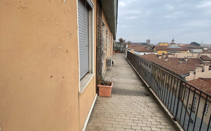 PIAZZA VITTORIA ATTICO CON TERRAZZO DI 4 LOCALI + 2 SERVIZI E CANTINA EURO 535.000