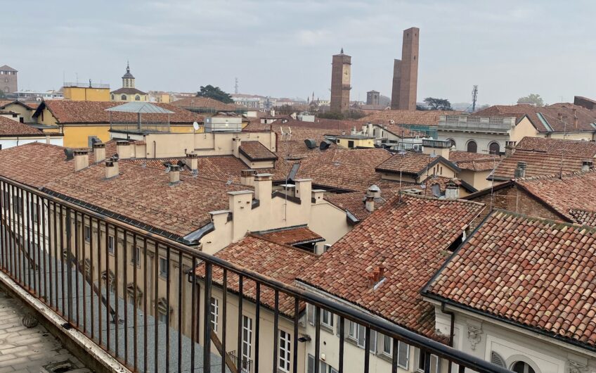 PIAZZA VITTORIA ATTICO CON TERRAZZO DI 4 LOCALI + 2 SERVIZI E CANTINA EURO 535.000