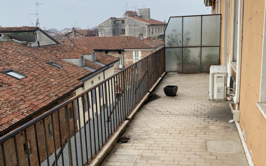 PIAZZA VITTORIA ATTICO CON TERRAZZO DI 4 LOCALI + 2 SERVIZI E CANTINA EURO 535.000