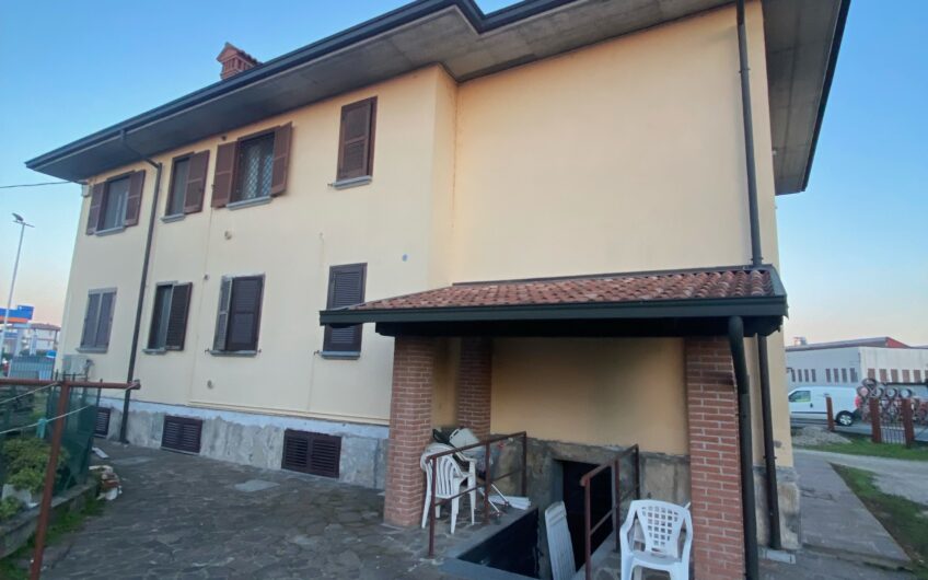 CAVBA MANARA VIA TURATI 3 LOCALI + SERVIZI, CANTINA E BOX, OCCUPATO, EURO 85.000