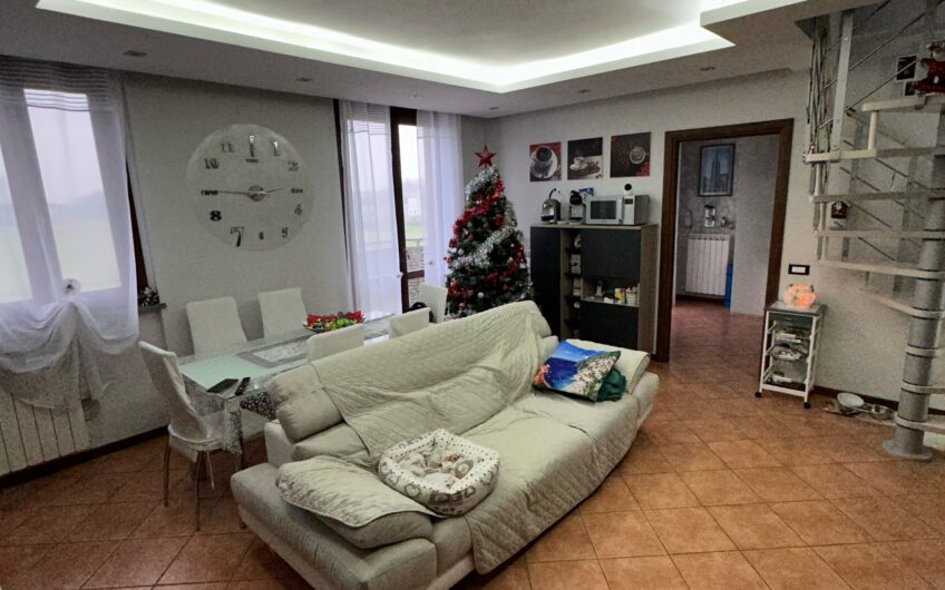 ALBUZZANO VIA PAVESI AMPIO APPARTAMENTO ARREDATO DI 140 MQ CON MANSARDA CANTINA E BOX EURO 150.000