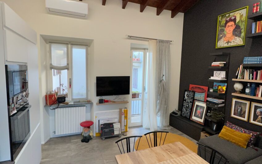 PAVIA VIA SANT’ENNODIO PRESTIGIOSO BILOCALE RISTRUTTURATO E ARREDATO CON POSS. BOX . EURO 250.000