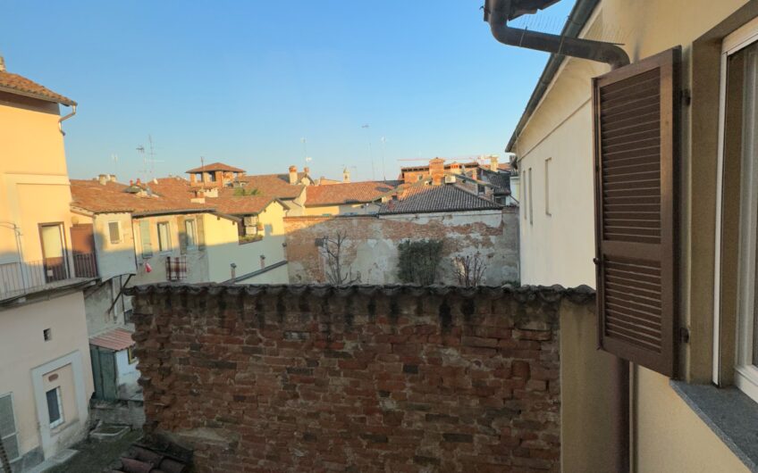 PAVIA VIA SANT’ENNODIO PRESTIGIOSO BILOCALE RISTRUTTURATO E ARREDATO CON POSS. BOX . EURO 250.000