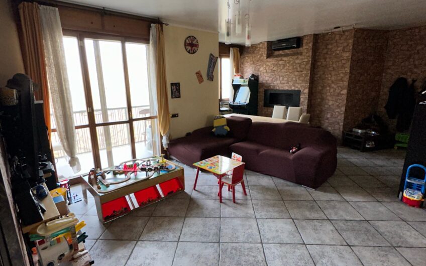 PAVIA VIALE CAMPARI APPARTAMENTO RISTRUTTURATO DI 130 MQ DI 3 LOCALI + 2 SERVIZI, CANTINA E BOX EURO 230.000