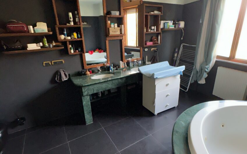 PAVIA VIALE CAMPARI APPARTAMENTO RISTRUTTURATO DI 130 MQ DI 3 LOCALI + 2 SERVIZI, CANTINA E BOX EURO 230.000
