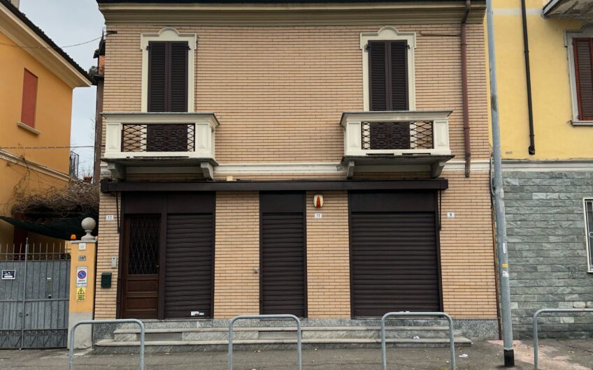 PAVIA VIA FERRINI CASA SEMINDIPENDENTE CON NEGOZIO 100 MQ PIANO TERRA , CANTINA 50 MQ E APPARTAMENTO 100 MQ PIANO 1° – EURO 230.000