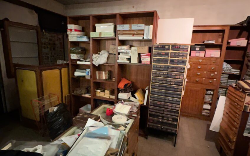 PAVIA VIA FERRINI CASA SEMINDIPENDENTE CON NEGOZIO 100 MQ PIANO TERRA , CANTINA 50 MQ E APPARTAMENTO 100 MQ PIANO 1° – EURO 230.000