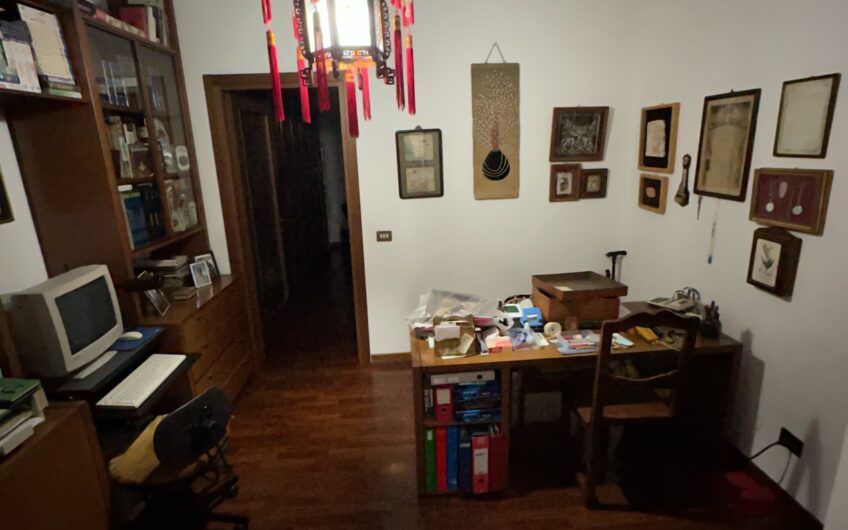 PAVIA VIA FERRINI CASA SEMINDIPENDENTE CON NEGOZIO 100 MQ PIANO TERRA , CANTINA 50 MQ E APPARTAMENTO 100 MQ PIANO 1° – EURO 230.000