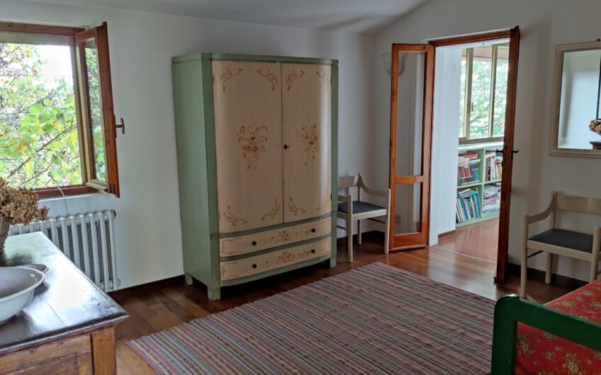 ALBUZZANO VIA PERTINI CASA SEMINDIPENDENTE DI 180 MQ CON PARCO DI MQ 1.600 . EURO 320.000