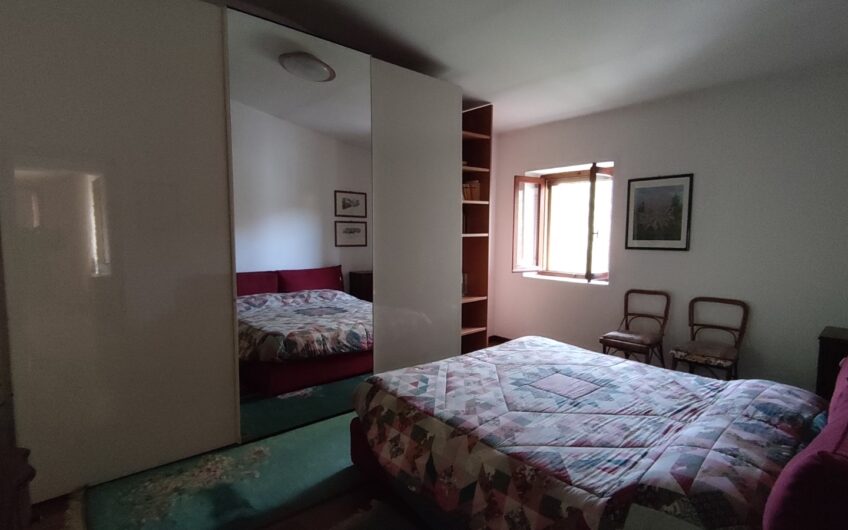 ALBUZZANO VIA PERTINI CASA SEMINDIPENDENTE DI 180 MQ CON PARCO DI MQ 1.600 . EURO 320.000
