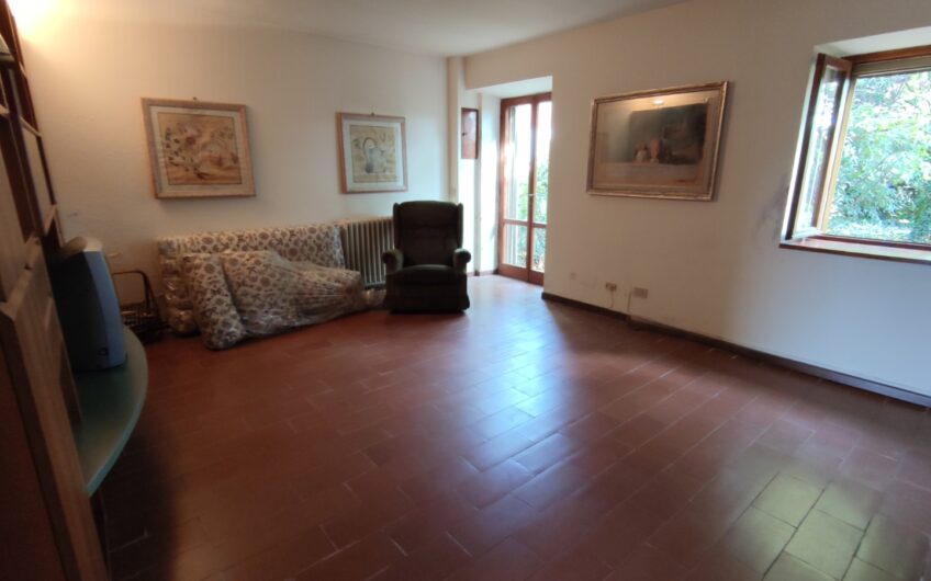 ALBUZZANO VIA PERTINI CASA SEMINDIPENDENTE DI 180 MQ CON PARCO DI MQ 1.600 . EURO 320.000