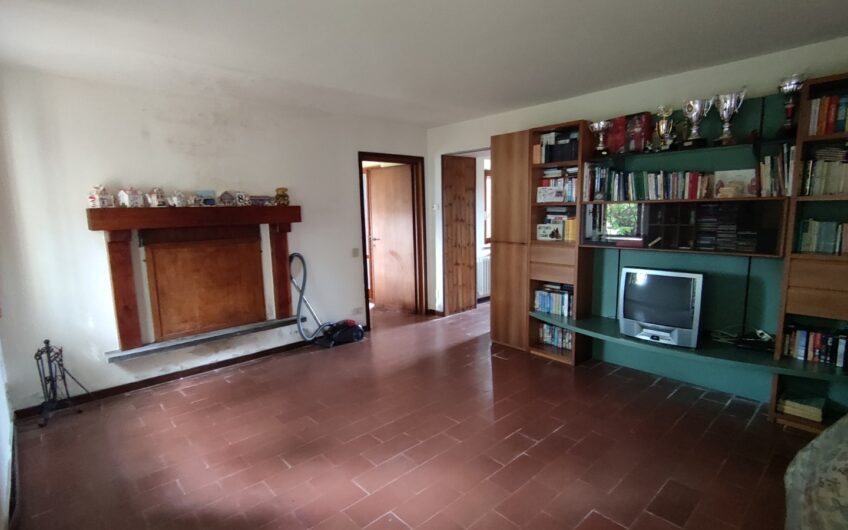 ALBUZZANO VIA PERTINI CASA SEMINDIPENDENTE DI 180 MQ CON PARCO DI MQ 1.600 . EURO 320.000