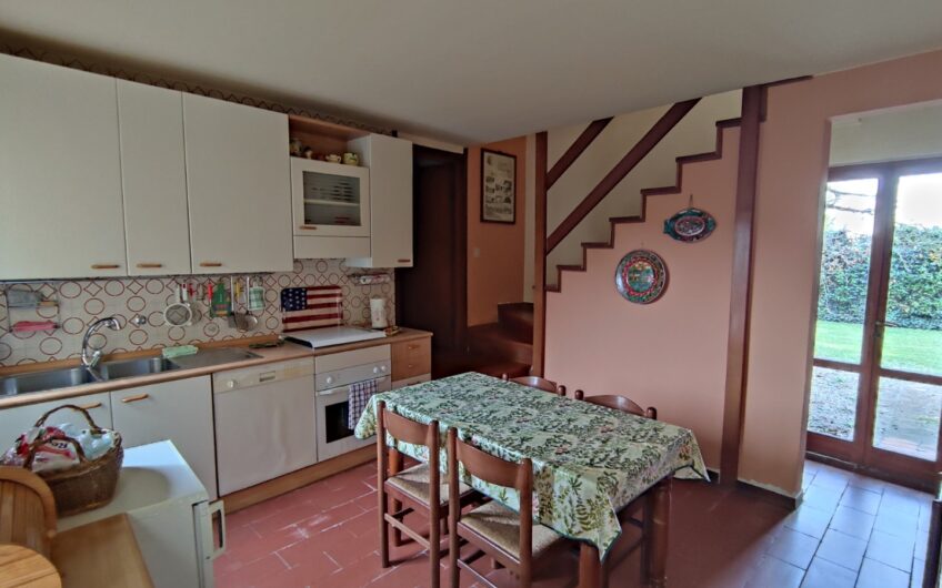 ALBUZZANO VIA PERTINI CASA SEMINDIPENDENTE DI 180 MQ CON PARCO DI MQ 1.600 . EURO 320.000