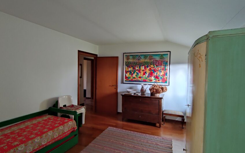 ALBUZZANO VIA PERTINI CASA SEMINDIPENDENTE DI 180 MQ CON PARCO DI MQ 1.600 . EURO 320.000