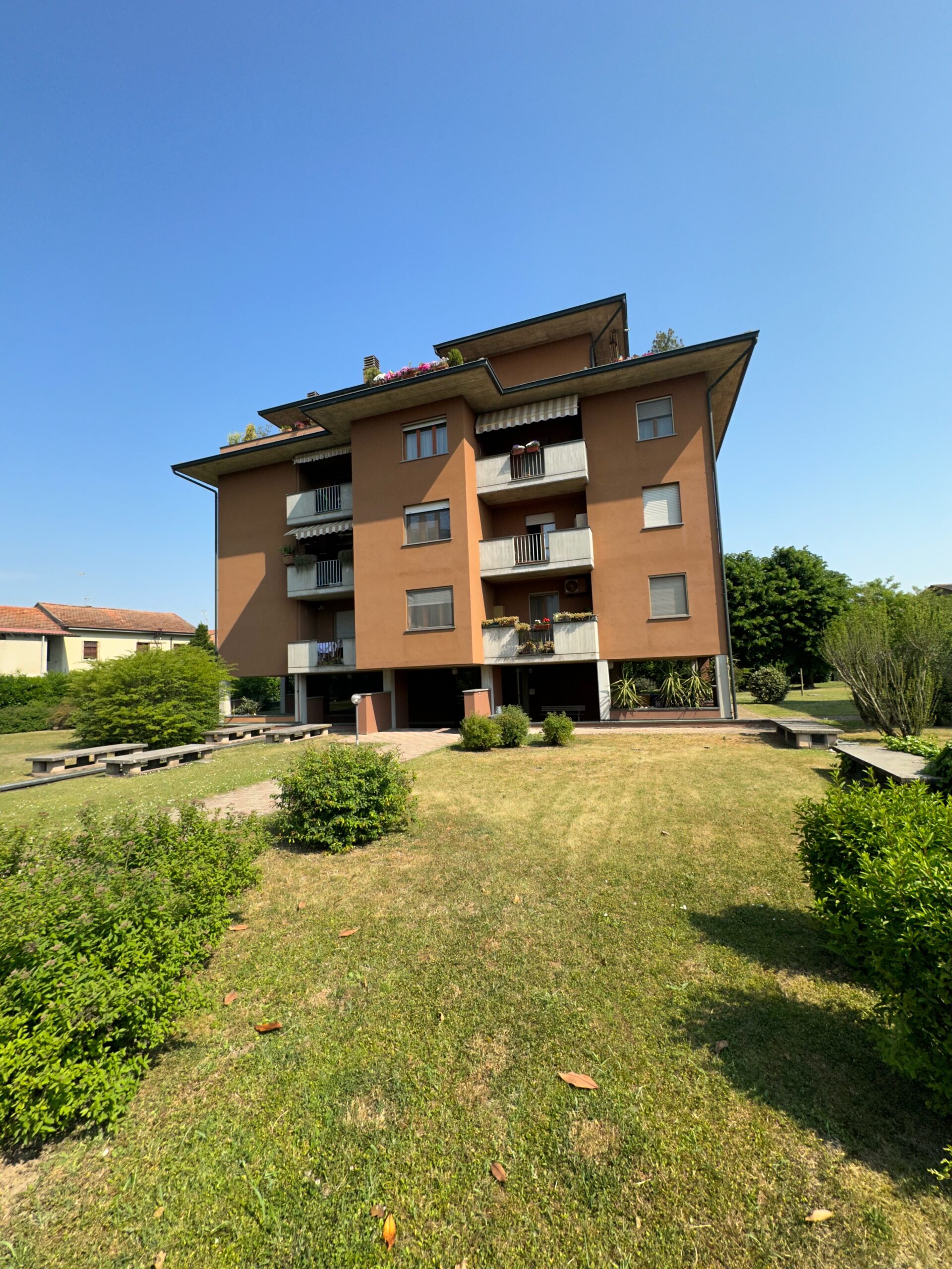 PAVIA VIA SABBIONE SIGNORILE 3 LOCALI + SERVIZI E BOX DOPPIO EURO 160.000
