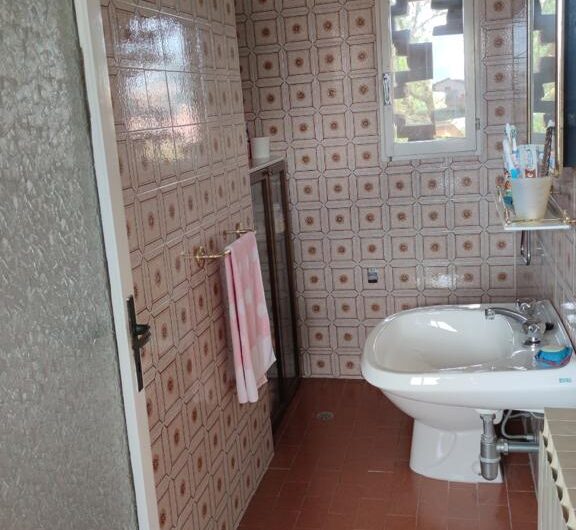 ALBUZZANO VIA PERTINI CASA SEMINDIPENDENTE DI 180 MQ CON PARCO DI MQ 1.600 . EURO 320.000