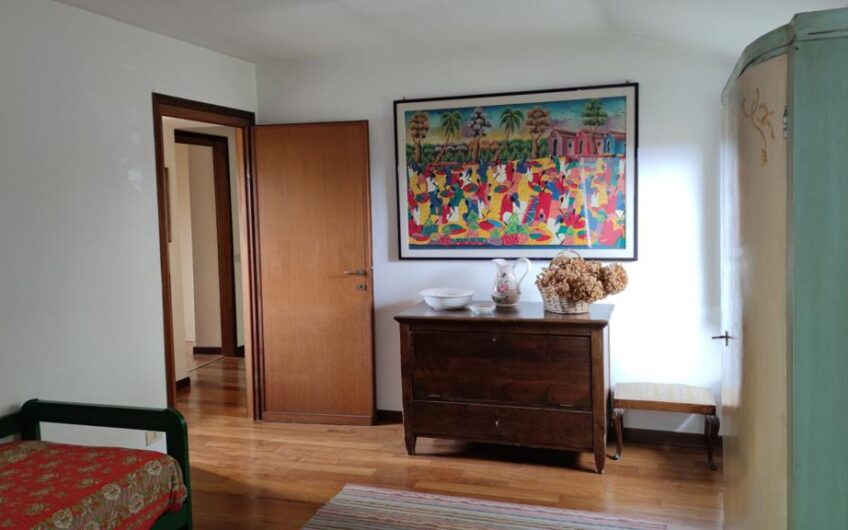 ALBUZZANO VIA PERTINI CASA SEMINDIPENDENTE DI 180 MQ CON PARCO DI MQ 1.600 . EURO 320.000