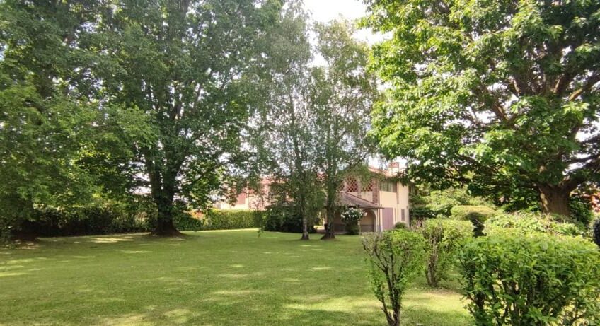 ALBUZZANO VIA PERTINI CASA SEMINDIPENDENTE DI 180 MQ CON PARCO DI MQ 1.600 . EURO 320.000