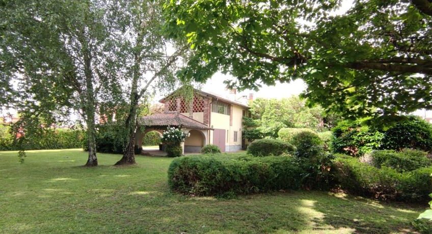 ALBUZZANO VIA PERTINI CASA SEMINDIPENDENTE DI 180 MQ CON PARCO DI MQ 1.600 . EURO 320.000