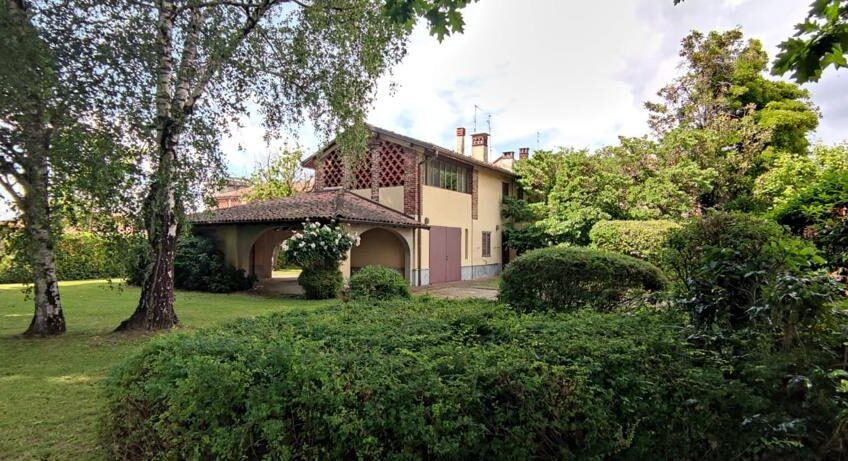 ALBUZZANO VIA PERTINI CASA SEMINDIPENDENTE DI 180 MQ CON PARCO DI MQ 1.600 . EURO 320.000