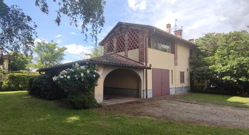 ALBUZZANO VIA PERTINI CASA SEMINDIPENDENTE DI 180 MQ CON PARCO DI MQ 1.600 . EURO 320.000
