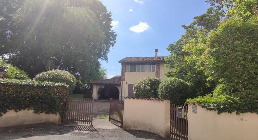 ALBUZZANO VIA PERTINI CASA SEMINDIPENDENTE DI 180 MQ CON PARCO DI MQ 1.600 . EURO 320.000