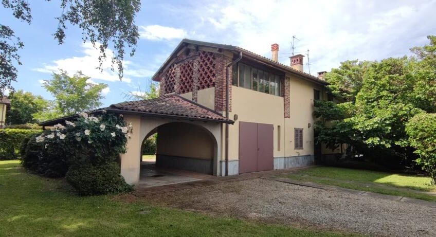 ALBUZZANO VIA PERTINI CASA SEMINDIPENDENTE DI 180 MQ CON PARCO DI MQ 1.600 . EURO 320.000