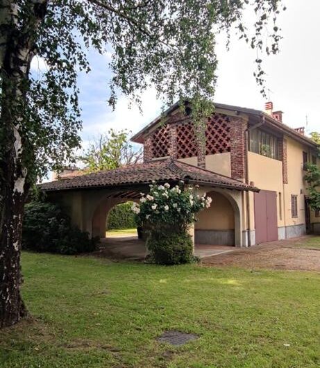 ALBUZZANO VIA PERTINI CASA SEMINDIPENDENTE DI 180 MQ CON PARCO DI MQ 1.600 . EURO 320.000