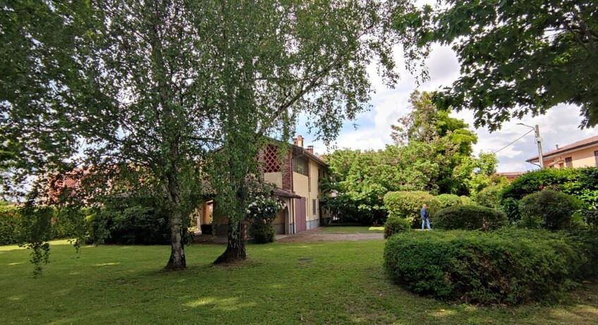 ALBUZZANO VIA PERTINI CASA SEMINDIPENDENTE DI 180 MQ CON PARCO DI MQ 1.600 . EURO 320.000