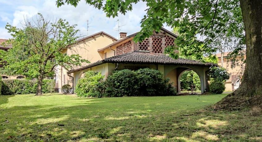 ALBUZZANO VIA PERTINI CASA SEMINDIPENDENTE DI 180 MQ CON PARCO DI MQ 1.600 . EURO 320.000