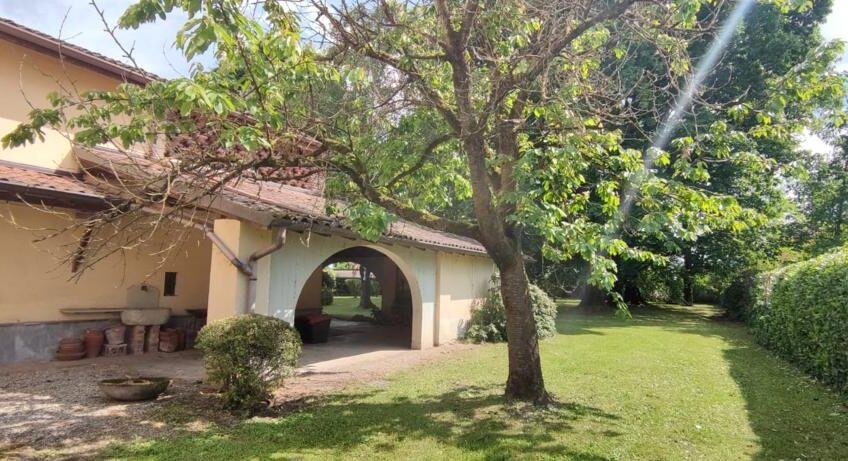 ALBUZZANO VIA PERTINI CASA SEMINDIPENDENTE DI 180 MQ CON PARCO DI MQ 1.600 . EURO 320.000