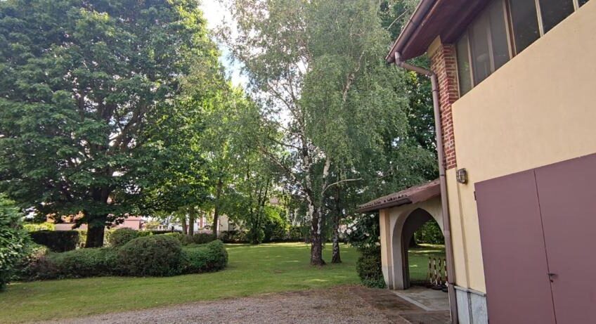 ALBUZZANO VIA PERTINI CASA SEMINDIPENDENTE DI 180 MQ CON PARCO DI MQ 1.600 . EURO 320.000