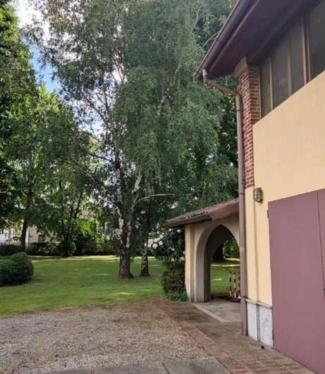 ALBUZZANO VIA PERTINI CASA SEMINDIPENDENTE DI 180 MQ CON PARCO DI MQ 1.600 . EURO 320.000