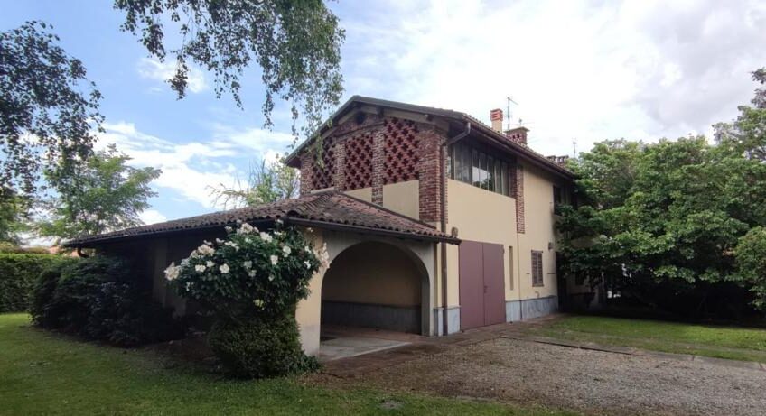 ALBUZZANO VIA PERTINI CASA SEMINDIPENDENTE DI 180 MQ CON PARCO DI MQ 1.600 . EURO 320.000