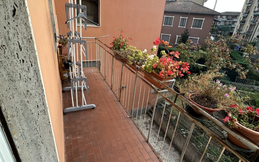 PAVIA VIALE CAMPARI AD. VIA BERZOLARI APPARTAMENTO AL PIANO PRIMO CON AMPIO INGRESSO, SOGGIORNO CON ANGOLO COTTURA, 2 AMPIE CAMERE, SERVIZIO, 2 BALCONI, CANTINA, RISC. CENTRALIZZATO CON TERMOVALVOLE, DOPPI VETRI, PORTA BLINDATA, LIBERO A 6 MESI DAL PRELIMINARE, EURO 130.000