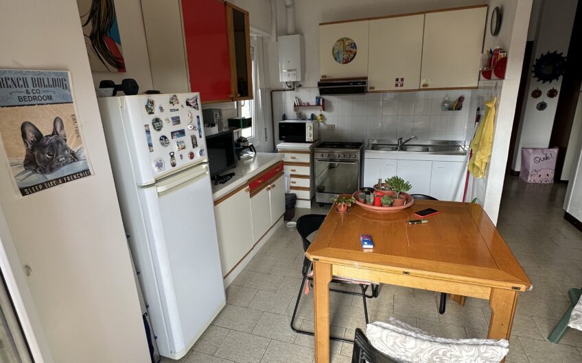 PAVIA VIALE CAMPARI AD. VIA BERZOLARI APPARTAMENTO AL PIANO PRIMO CON AMPIO INGRESSO, SOGGIORNO CON ANGOLO COTTURA, 2 AMPIE CAMERE, SERVIZIO, 2 BALCONI, CANTINA, RISC. CENTRALIZZATO CON TERMOVALVOLE, DOPPI VETRI, PORTA BLINDATA, LIBERO A 6 MESI DAL PRELIMINARE, EURO 130.000