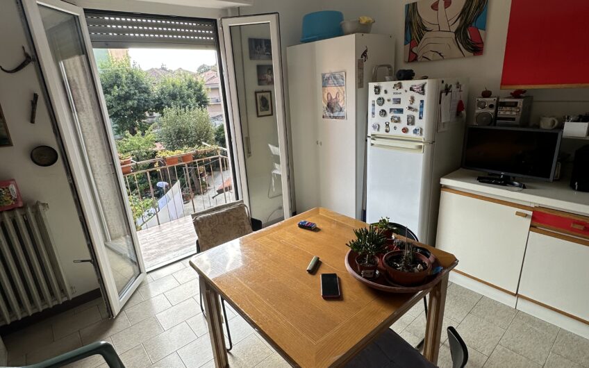 PAVIA VIALE CAMPARI AD. VIA BERZOLARI APPARTAMENTO AL PIANO PRIMO CON AMPIO INGRESSO, SOGGIORNO CON ANGOLO COTTURA, 2 AMPIE CAMERE, SERVIZIO, 2 BALCONI, CANTINA, RISC. CENTRALIZZATO CON TERMOVALVOLE, DOPPI VETRI, PORTA BLINDATA, LIBERO A 6 MESI DAL PRELIMINARE, EURO 130.000