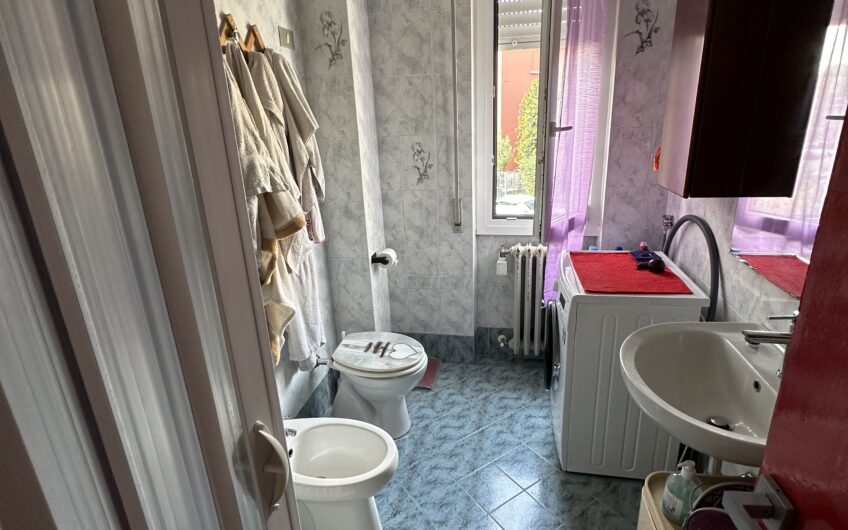 PAVIA VIALE CAMPARI AD. VIA BERZOLARI APPARTAMENTO AL PIANO PRIMO CON AMPIO INGRESSO, SOGGIORNO CON ANGOLO COTTURA, 2 AMPIE CAMERE, SERVIZIO, 2 BALCONI, CANTINA, RISC. CENTRALIZZATO CON TERMOVALVOLE, DOPPI VETRI, PORTA BLINDATA, LIBERO A 6 MESI DAL PRELIMINARE, EURO 130.000