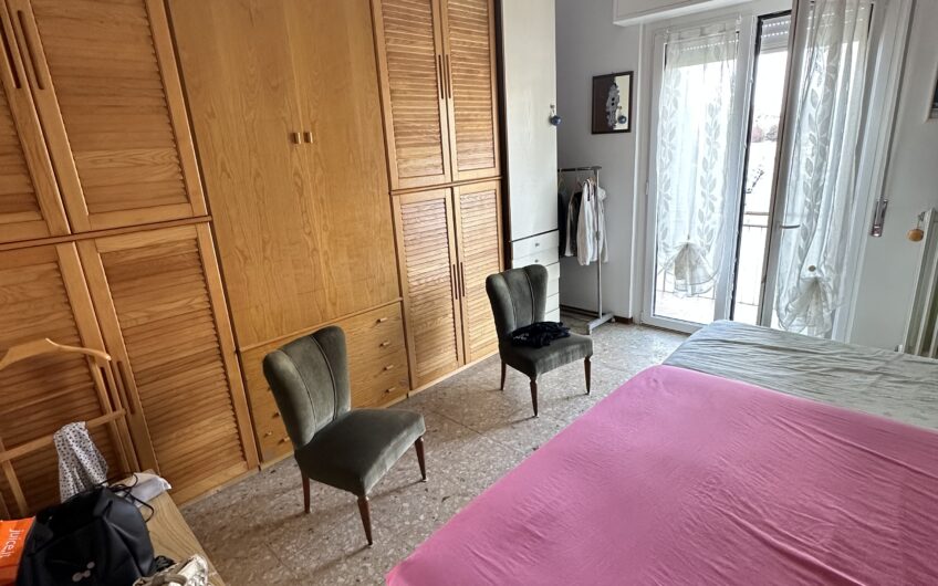 PAVIA VIALE CAMPARI AD. VIA BERZOLARI APPARTAMENTO AL PIANO PRIMO CON AMPIO INGRESSO, SOGGIORNO CON ANGOLO COTTURA, 2 AMPIE CAMERE, SERVIZIO, 2 BALCONI, CANTINA, RISC. CENTRALIZZATO CON TERMOVALVOLE, DOPPI VETRI, PORTA BLINDATA, LIBERO A 6 MESI DAL PRELIMINARE, EURO 130.000