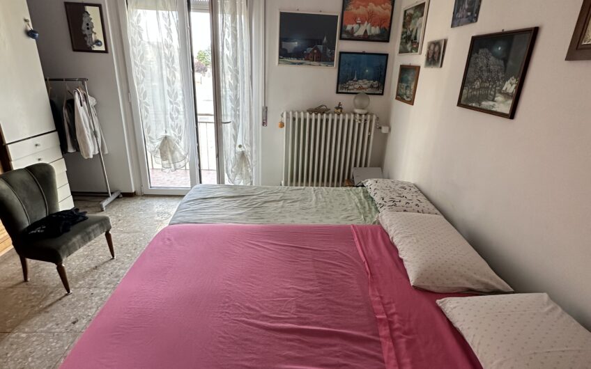 PAVIA VIALE CAMPARI AD. VIA BERZOLARI APPARTAMENTO AL PIANO PRIMO CON AMPIO INGRESSO, SOGGIORNO CON ANGOLO COTTURA, 2 AMPIE CAMERE, SERVIZIO, 2 BALCONI, CANTINA, RISC. CENTRALIZZATO CON TERMOVALVOLE, DOPPI VETRI, PORTA BLINDATA, LIBERO A 6 MESI DAL PRELIMINARE, EURO 130.000