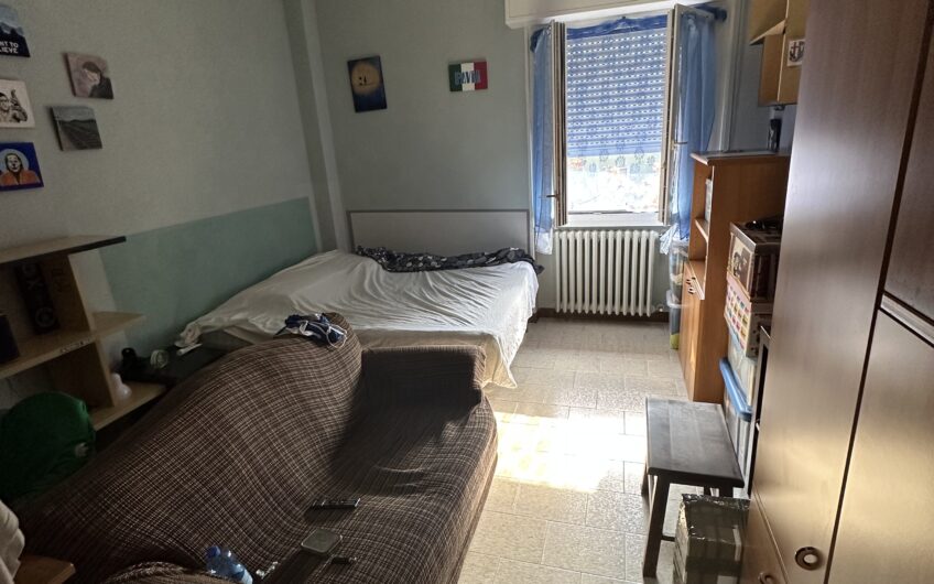 PAVIA VIALE CAMPARI AD. VIA BERZOLARI APPARTAMENTO AL PIANO PRIMO CON AMPIO INGRESSO, SOGGIORNO CON ANGOLO COTTURA, 2 AMPIE CAMERE, SERVIZIO, 2 BALCONI, CANTINA, RISC. CENTRALIZZATO CON TERMOVALVOLE, DOPPI VETRI, PORTA BLINDATA, LIBERO A 6 MESI DAL PRELIMINARE, EURO 130.000